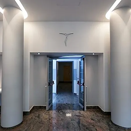 Albina Hotel *